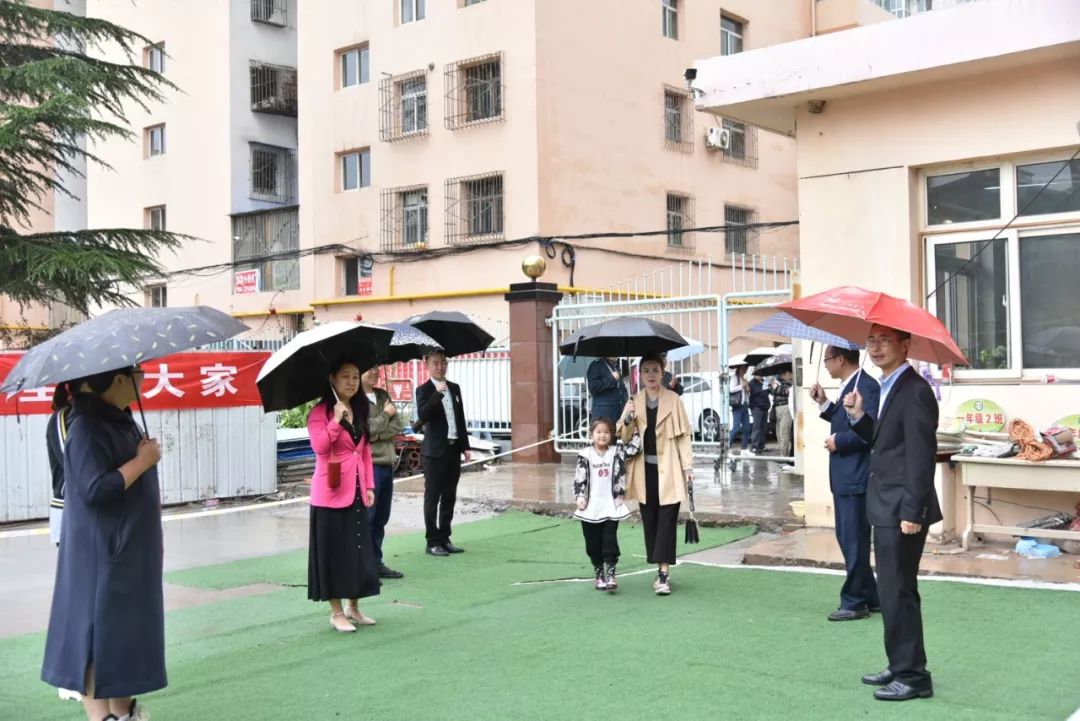 兰州各小学开学,开学第一天学校热烈迎接学生进校