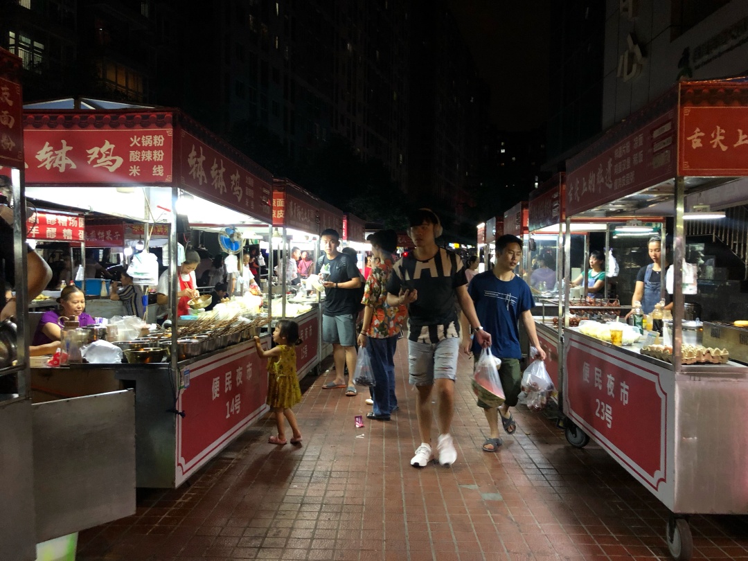 夜太美，尽管再催肥，总有人围着小摊排着队