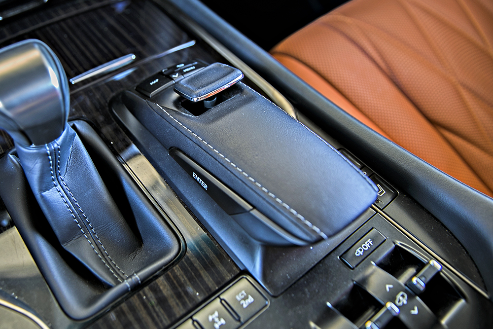 19款雷克萨斯lx570试驾巅峰版,雷克萨斯lx570黑曜巅峰限量版试驾