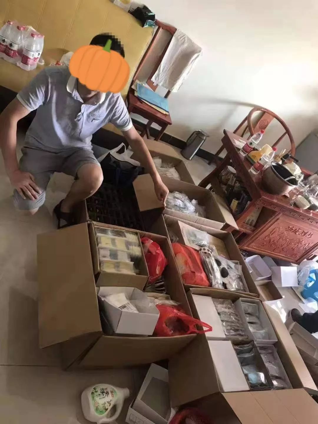 假的!快看看你们的眼镜,清城公安查获了1000多万的假“雷朋”