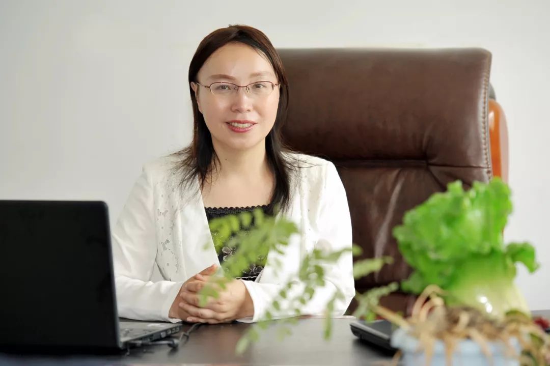 《证券周刊》：美女帅哥笑看股市|主播晓鹿采访手记