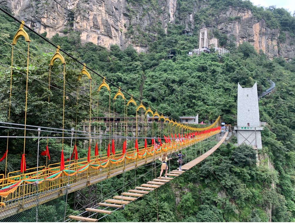 成都周边最好的玻璃栈道的景区,成都附近哪个景区有玻璃栈道