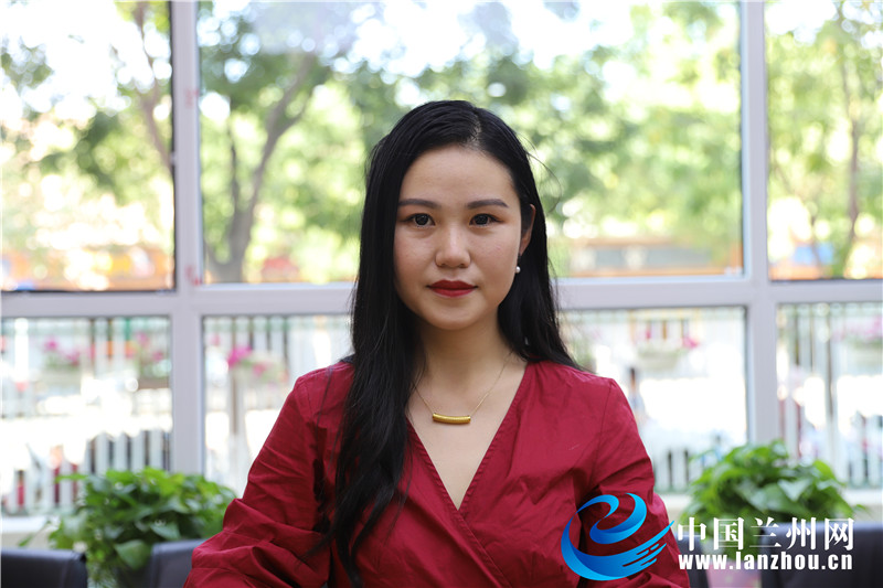 鹤发银丝映日月丹心的读音,鹤发银丝映日月丹心的意思