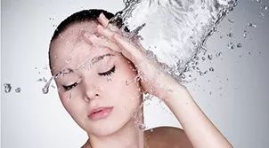 感觉用任何护肤品都不吸收啥情况,总觉得护肤品不吸收