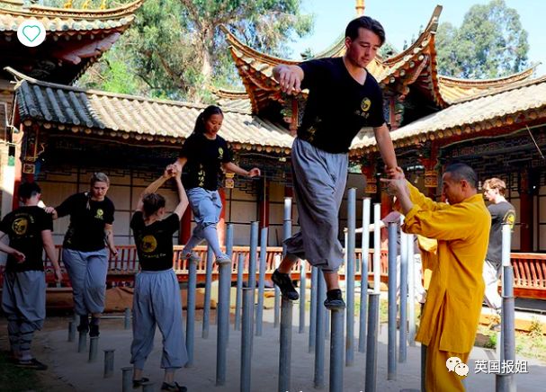 外国人在少林寺的日常训练,三个外国人来中国少林寺学武