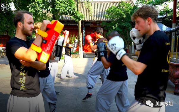 外国人在少林寺的日常训练,三个外国人来中国少林寺学武