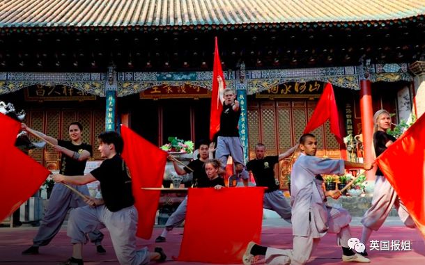 外国人在少林寺的日常训练,三个外国人来中国少林寺学武