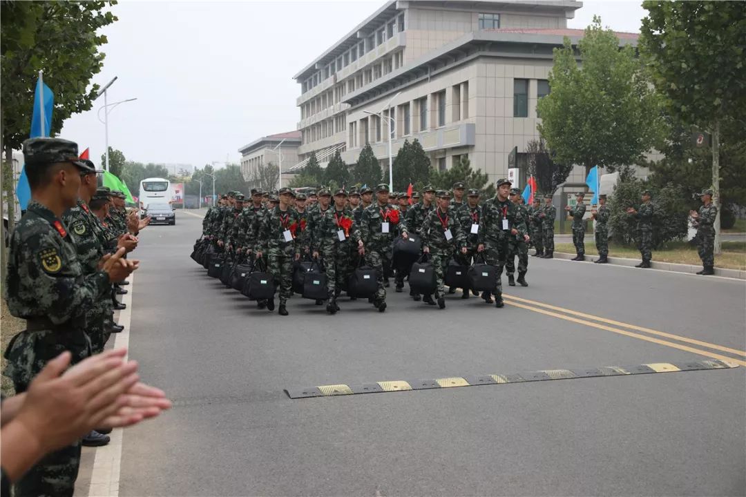 新战友穿着21式军服入营,上等兵在部队的日常生活