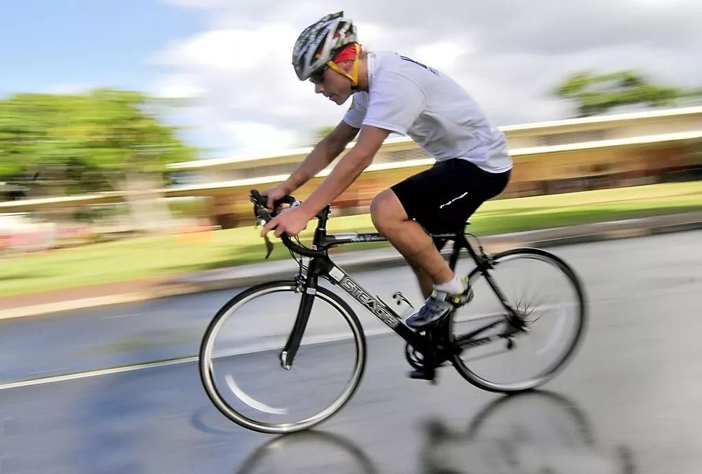 自行车是怎样保持平衡的,自行车保持平衡的原因