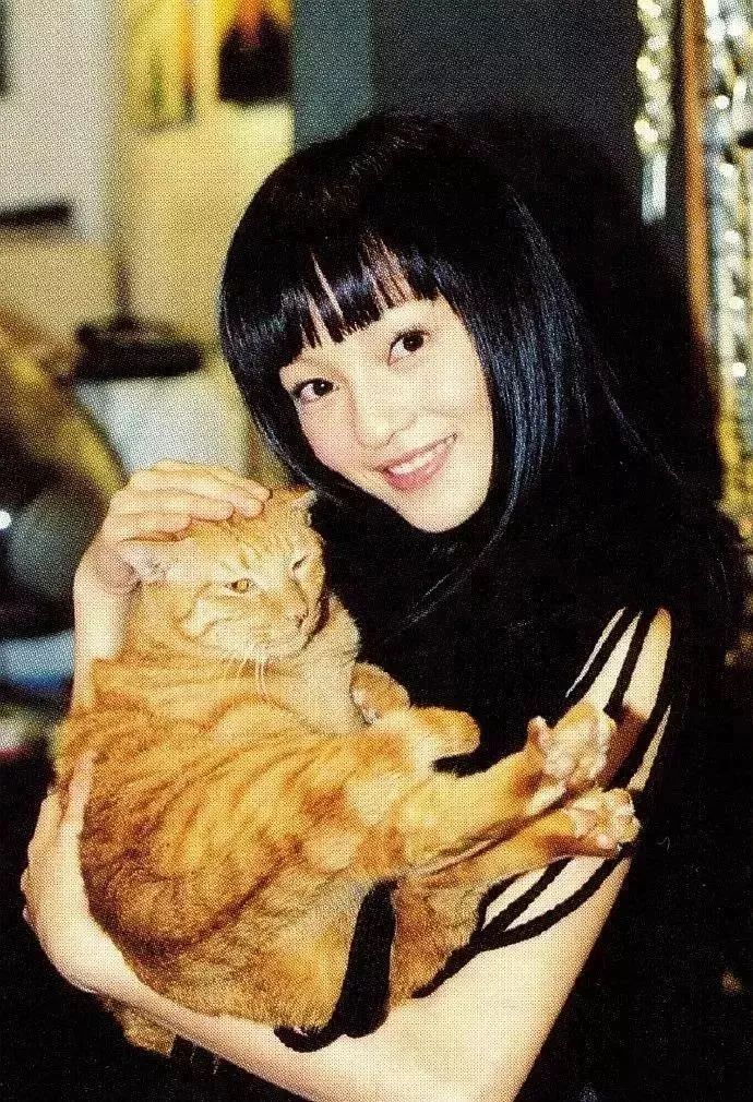 “过气”十年，凭什么她发个问号也能上热搜？