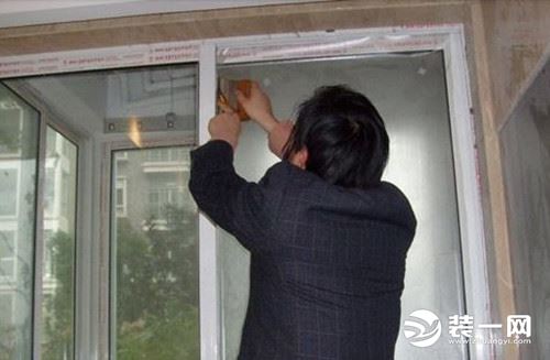 玻璃贴膜怎么贴,单向透明玻璃贴膜贴里边还是外边