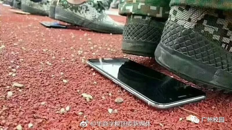 太难了！广东一高校教官爬上篮球架检查新生军姿，你还敢动吗？