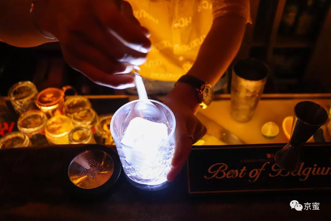 后海悦界酒吧男驻唱,后海适合一个人去的酒吧