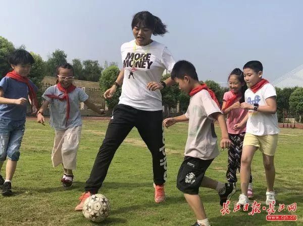 将娃娃、铃铛改装成教具,这位女体育老师让孩子们爱上运动