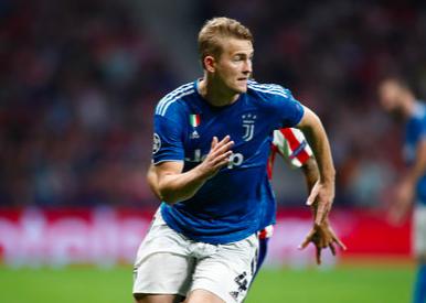 19日体育热点回顾：超级巨大的失误！卡里乌斯出击冒顶+撞倒队友，直接送给对手空门