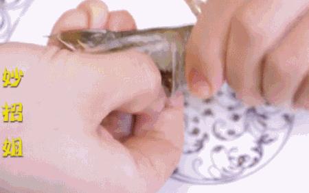 去虾线的牙签小技巧,快速去虾线