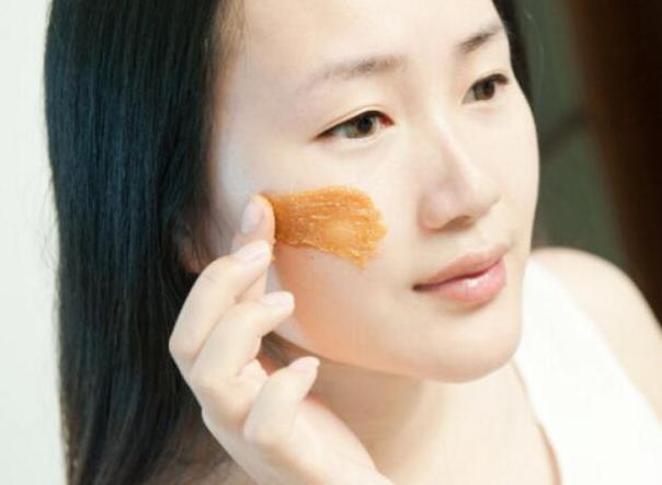 下巴螨虫白色小颗粒,下巴上有白皮屑