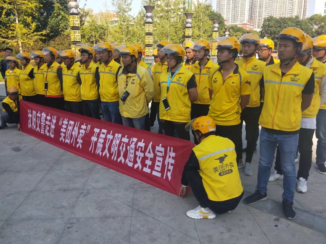 洛阳交警给队友送惊喜,交警为滞留司机送爱心餐