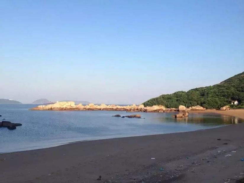 为了泳滩,遇上稔子和山日