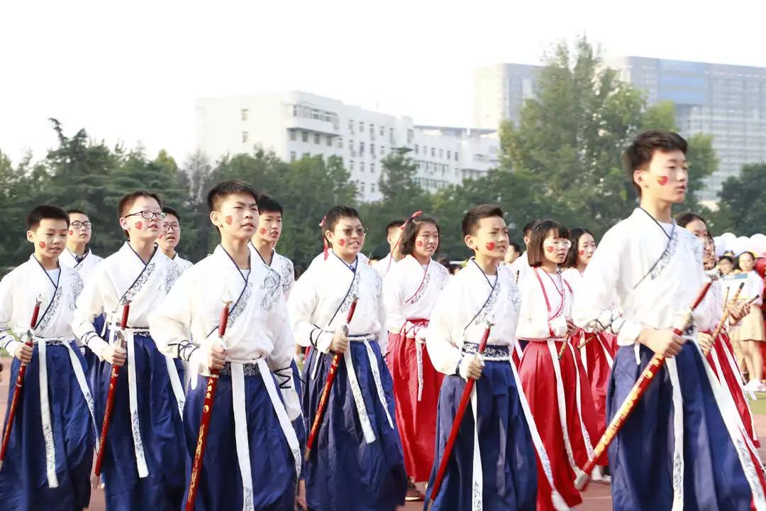 “爱国心•民族情•青春力”献礼祖国70华诞，郑州中学秋季田径运动会璀璨开幕！