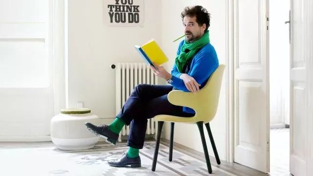 他设计了一款沙发，让你在今天快乐摸鱼