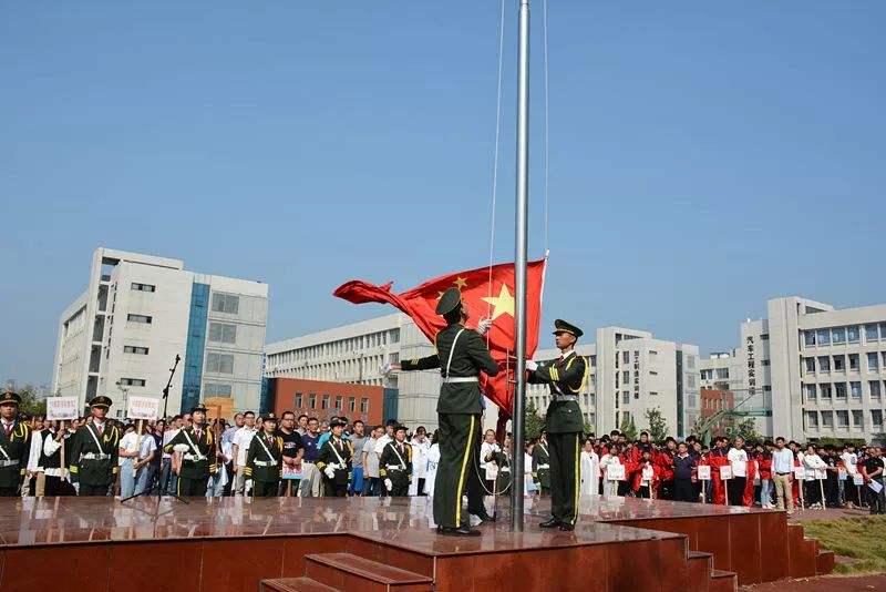 我校举行“同升*旗国**、同唱*歌国**”主题升旗仪式