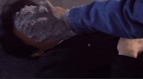 它因为尺度太大，被美国人*制抵**上映……