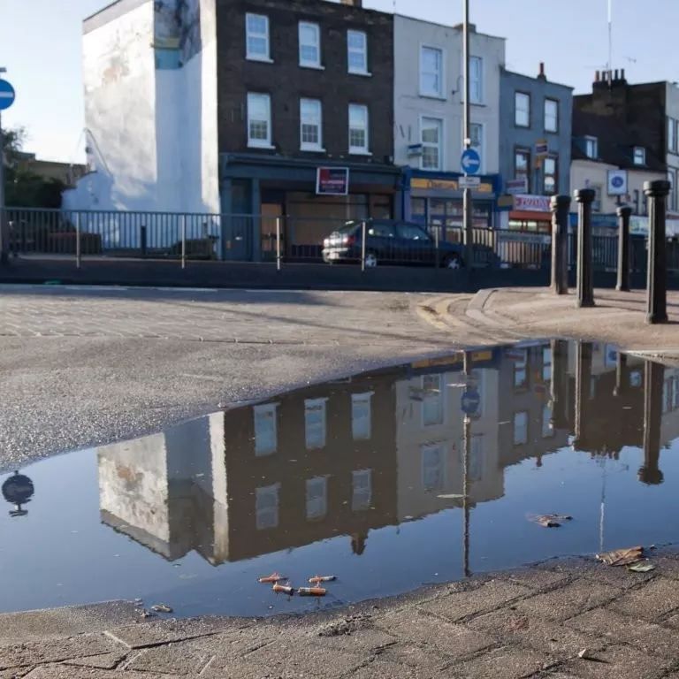 只能塞得下硬币的包、寿司大小的鞋……欢迎来到小人国