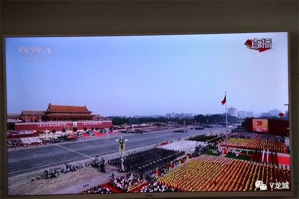新闻速递/龙城区全区上下观看庆祝中华人民共和国成立70周年大会实况直播