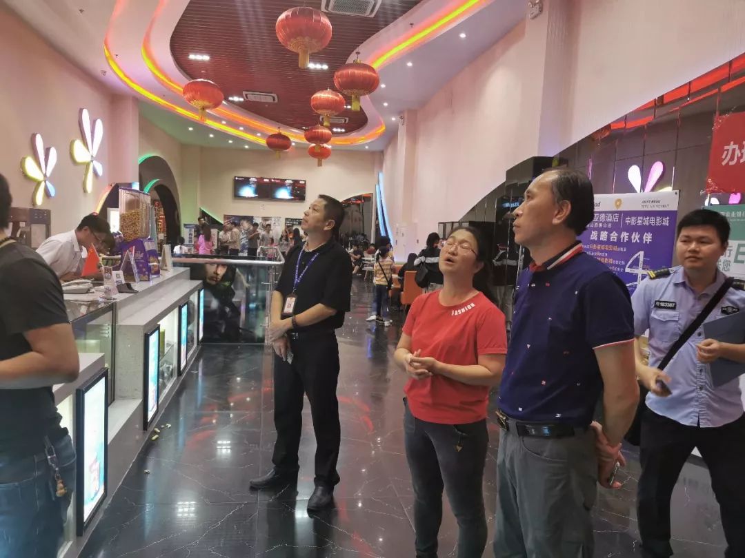 假日中一道靓丽的风景,假日里那个忙碌的身影