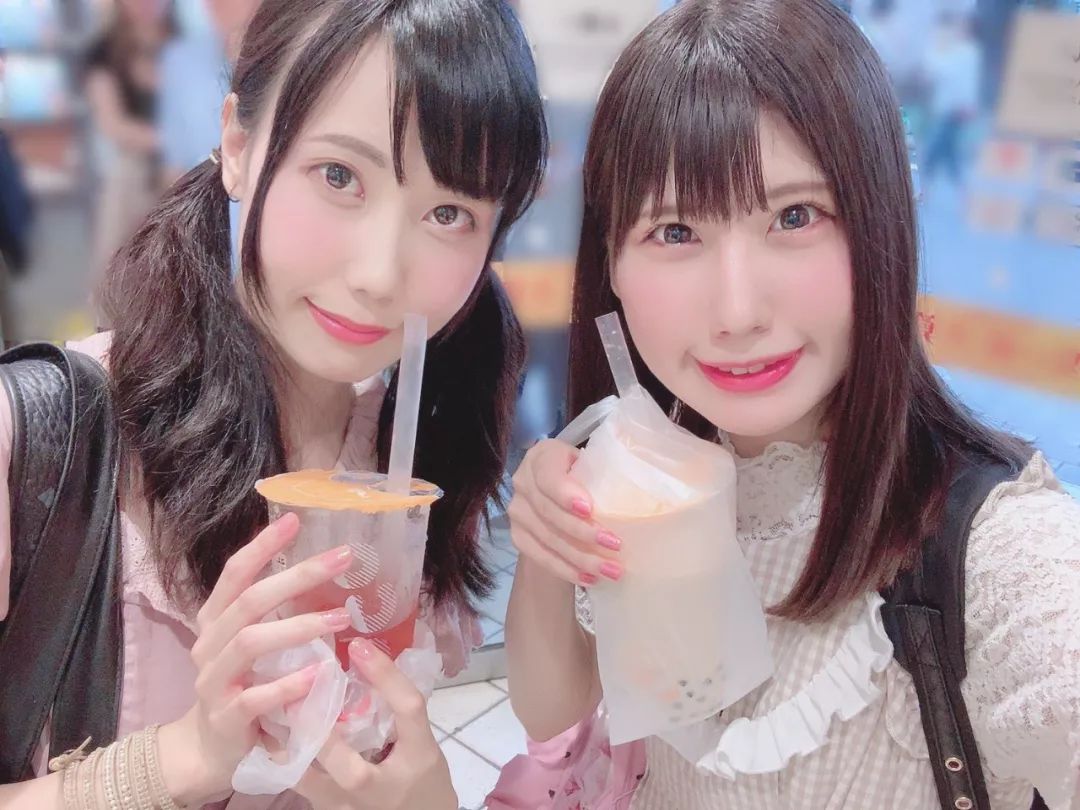 日本变态男粉丝通过女爱豆的瞳孔倒影找出她的住所,进行偷袭猥琐...简直可怕...