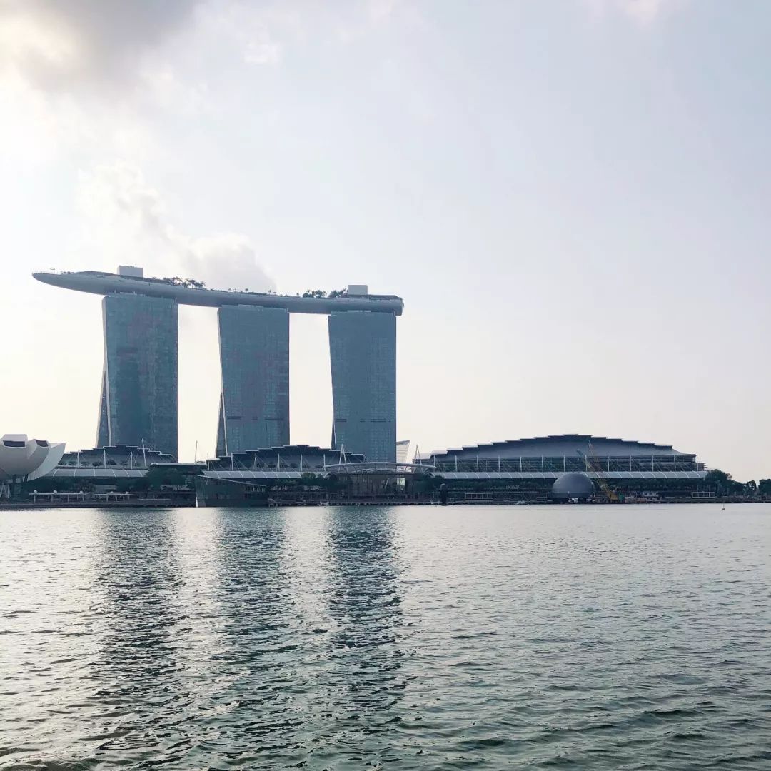 他一出现，所有爱表的人都屏住了呼吸