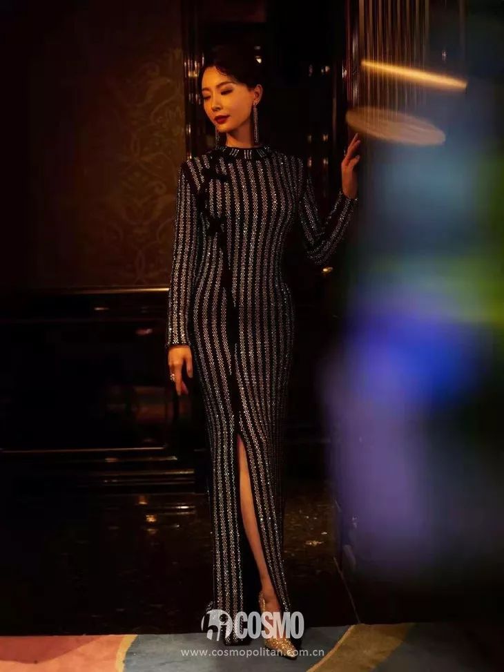 越年轻的小花越难穿好，我说旗袍