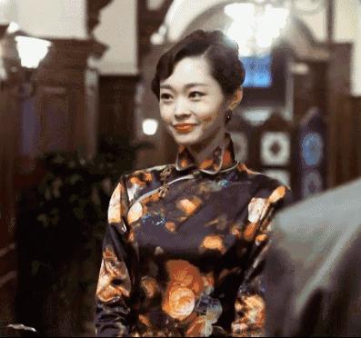 越年轻的小花越难穿好，我说旗袍