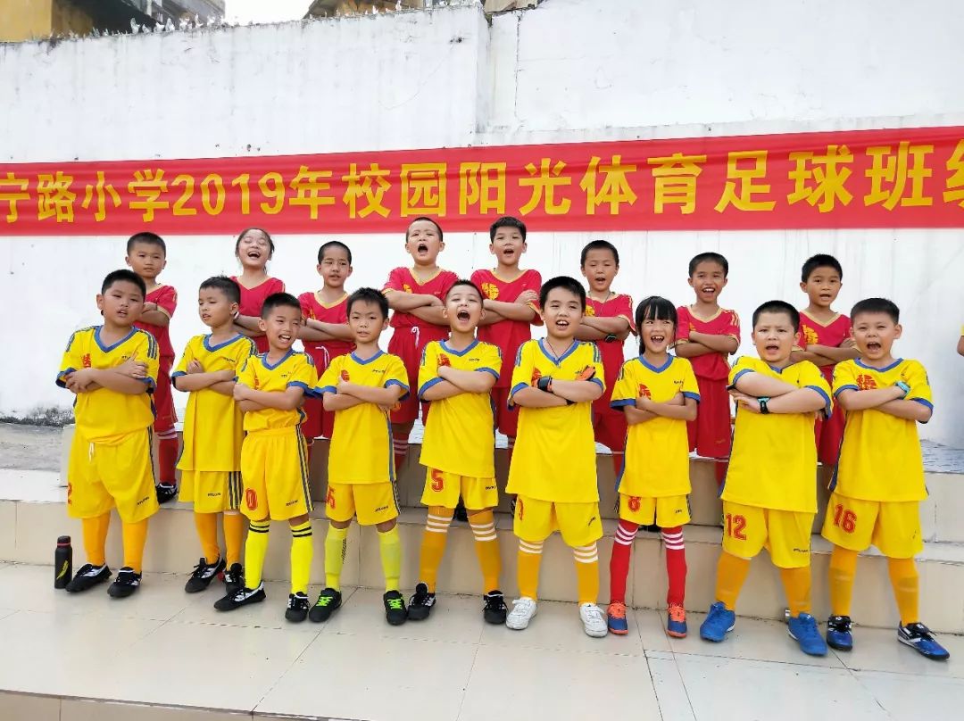 学校足球比赛全场沸腾,新城区第一小学足球联赛开幕式