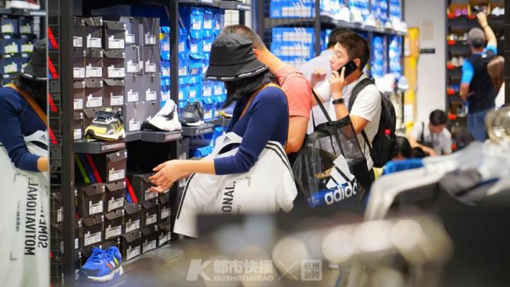 很多人穿的耐克阿迪都是真的吗,如何辨别耐克阿迪的真假