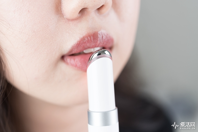 这是你的新口红？不，是我的WellSkins温热彩光美眼仪