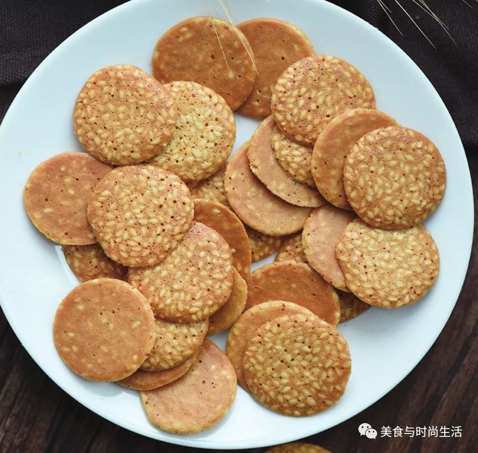 超简单的薄脆饼干，面糊搅一搅就烤，焦香酥脆，一口一个停不下来