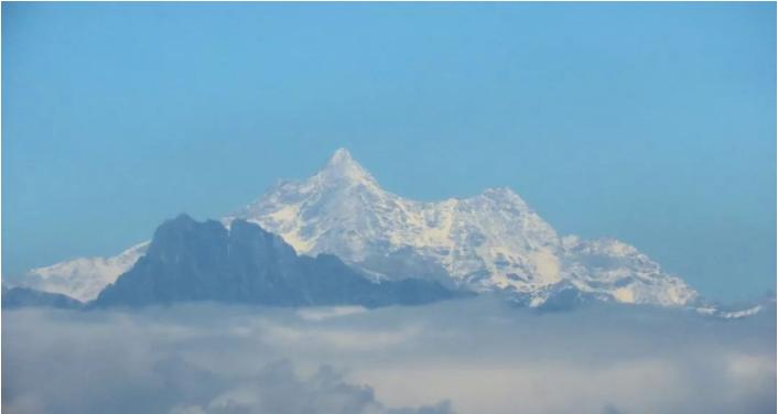 雨后天空现雪山美景,白色天际线图片