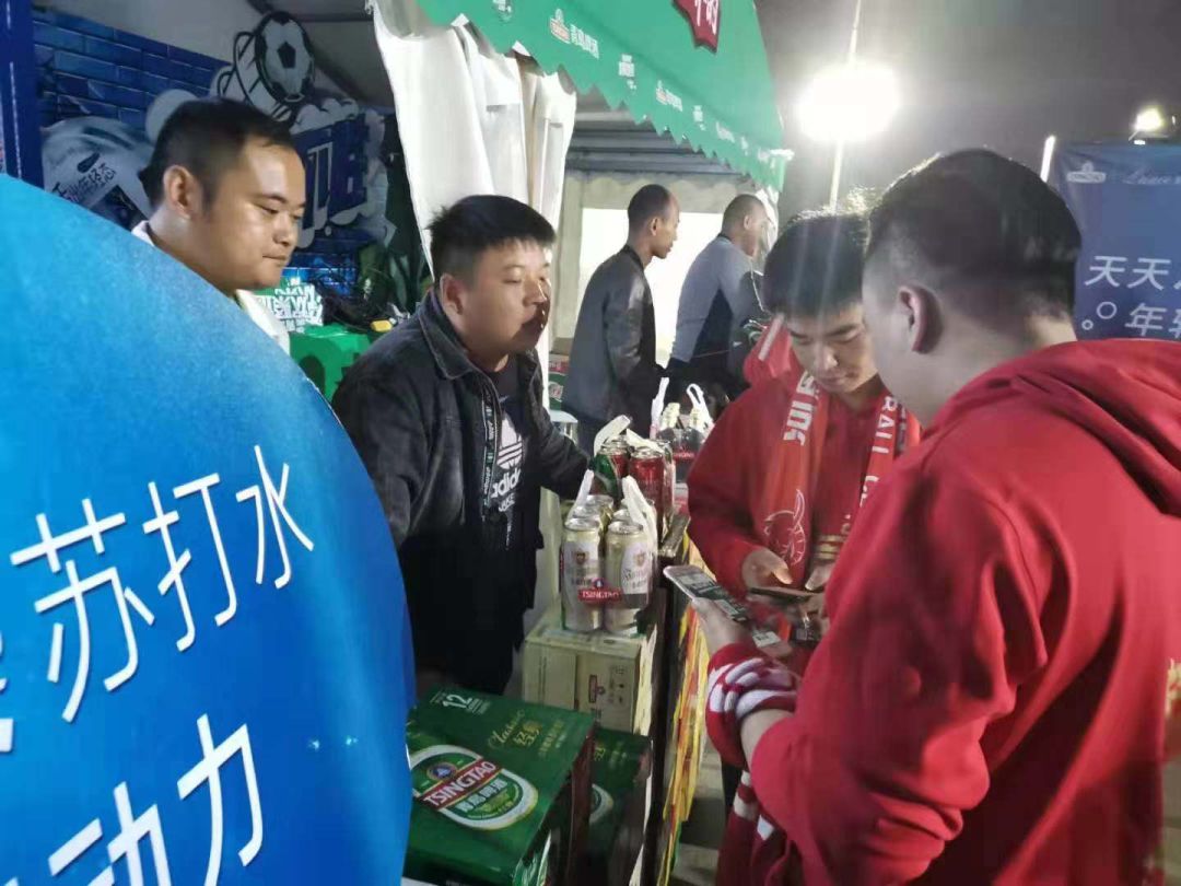 与足球宝贝共起舞王子海藻苏打水活力亮相中超赛场