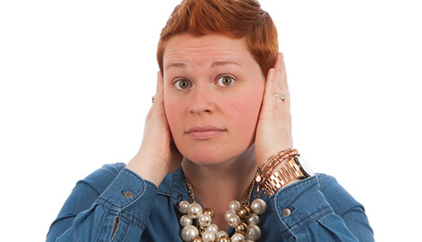 沙子飞进眼睛正确处理方法,虫子钻进耳朵不用慌教你一招