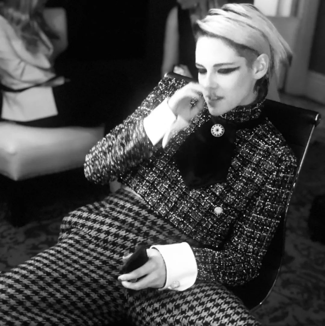 小香风如何穿更时髦,中长款黑色小香风怎么穿好看