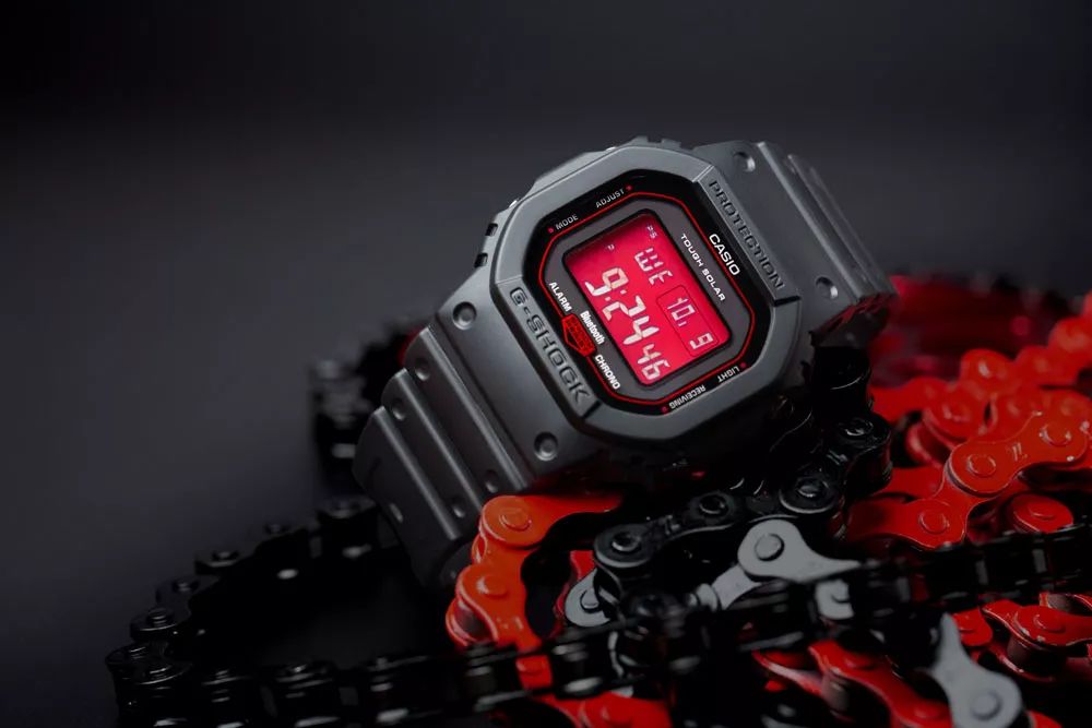 坐拥数千球鞋，满屋潮流玩具！他可能才是国内最潮的明星