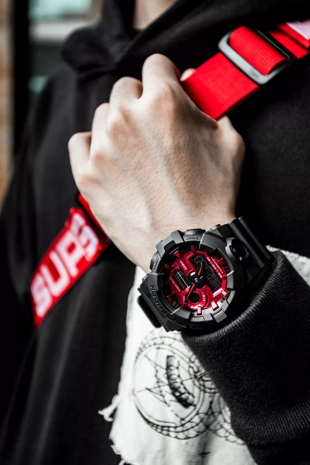 坐拥数千球鞋，满屋潮流玩具！他可能才是国内最潮的明星