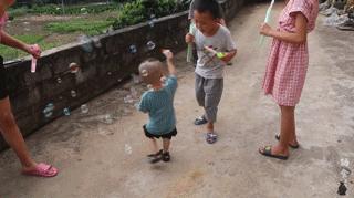 63岁中国大爷靠玩木头火到国外,61岁中国大爷惊呆老外