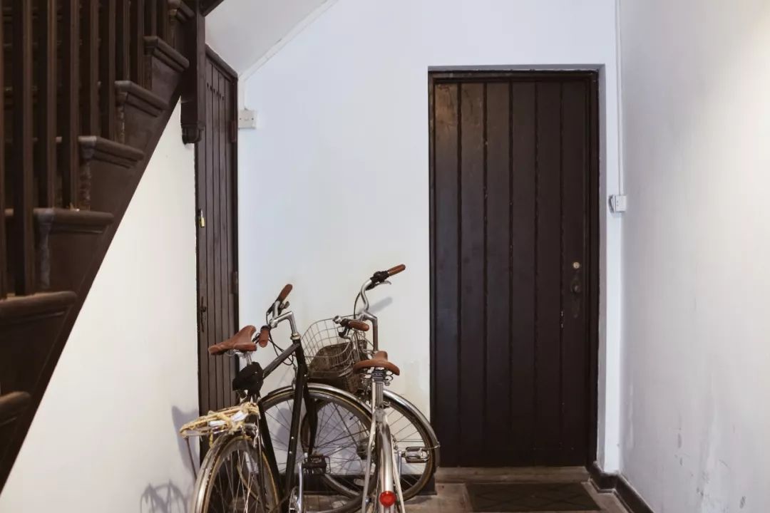 她买下32㎡上海老旧学区房，为女儿打造小桃园，还有20㎡超舒适大庭院