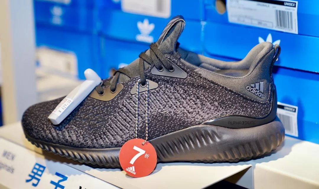 杭州小姐姐人称朋友圈里的“李佳琦”，6个群的闺蜜就等着她出最新剁手攻略