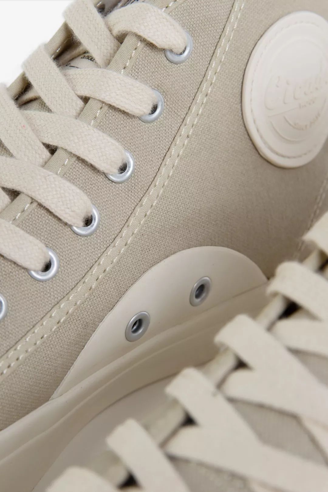 别装了，你的鞋已经出卖了你