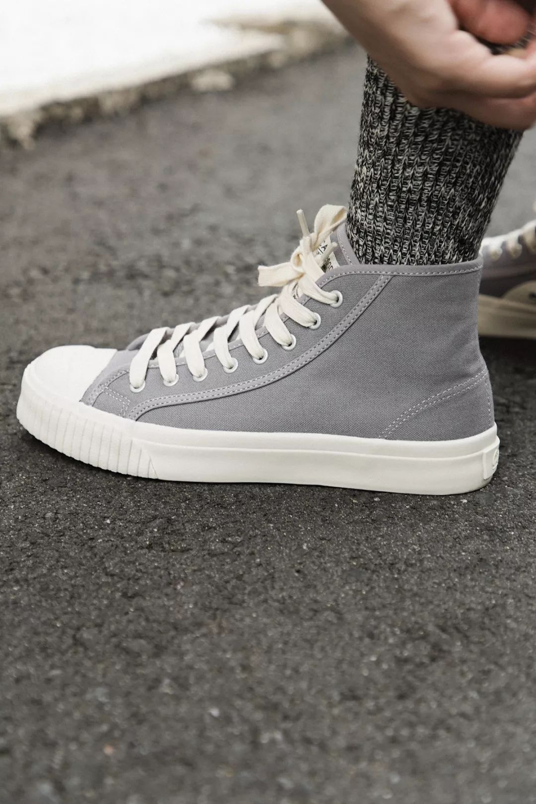 别装了，你的鞋已经出卖了你