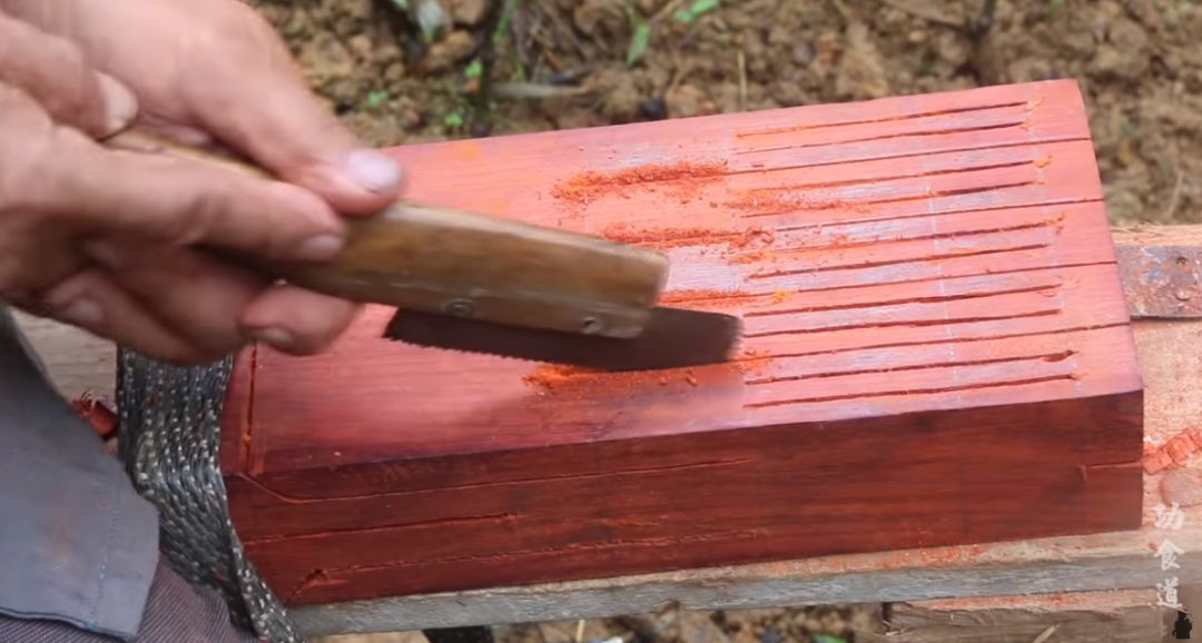 河南大爷做出2600年前的鲁班凳,山村老人制作鲁班凳惊艳国外